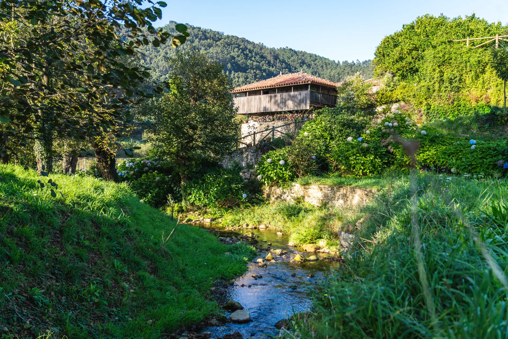Hórreo de madera símbolo de la arquitectura rural asturiana.