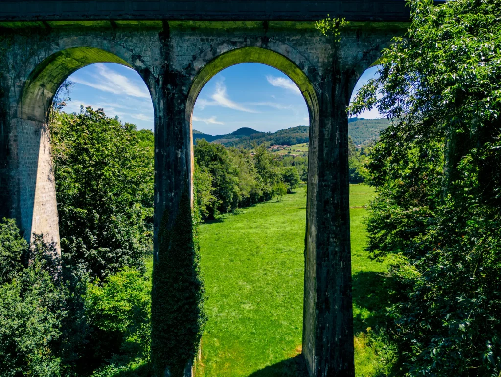 Puente de piedra histórico patrimonio cultural de la zona.