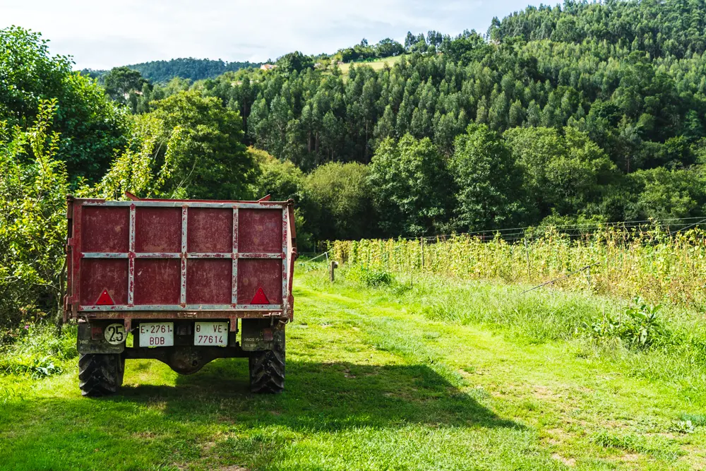 Tractor equipado para realizar labores agrícolas de la finca asturias